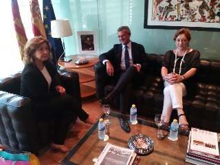 Carmen Llombart, miembro del Observatorio contra la Violencia de Género, con el decano del ICAV, Rafael Bonmatí